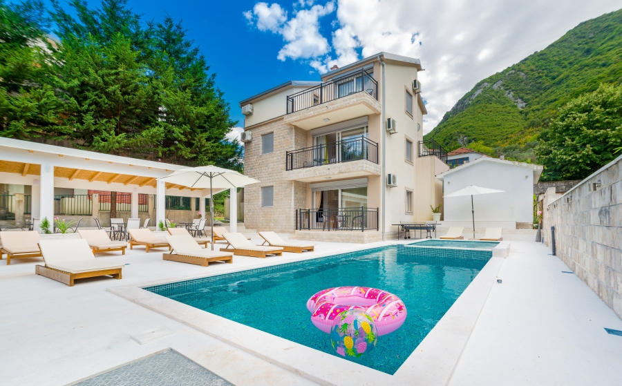 Moderna vila sa bazenom u Stolivu na samo 2 minuta hoda od plaze