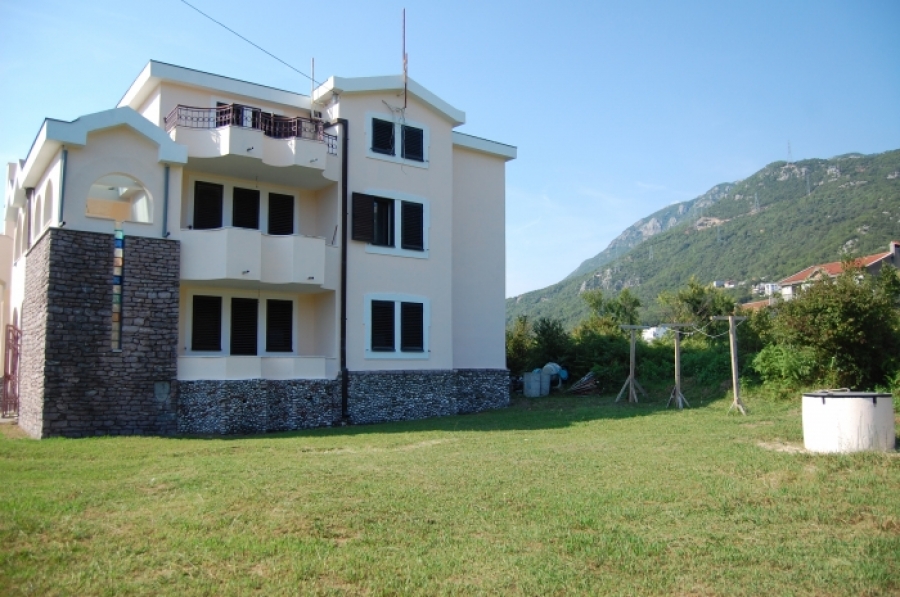 Prodaje se kuca sa velikim placem pored magistrale u Lastvi Grbaljskoj 